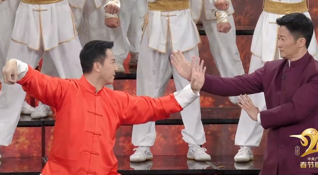 春晚吴京与甄子丹过招正气凛然成龙站中间是来劝架的吗