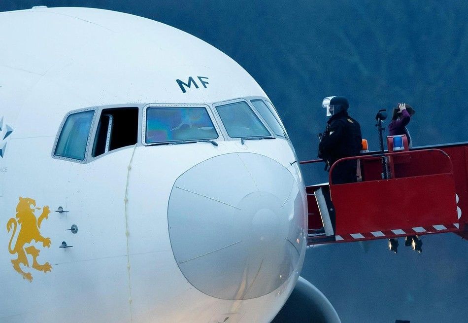 机长被锁卫生间中立国空军不愿应对劫机直言已下班不干活