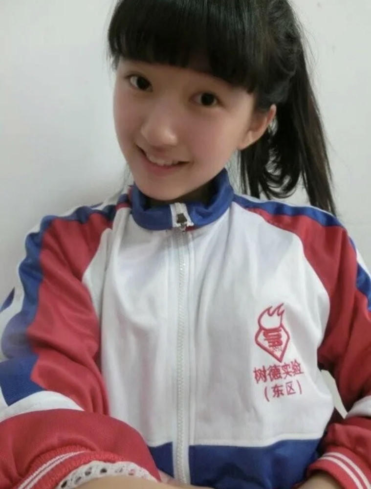 赵露思中学时期穿校服自拍照曝光无滤镜无美颜依然清纯美丽很明显没