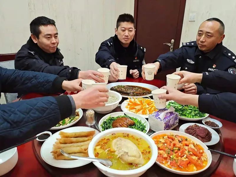 人民警察吃饭图片图片