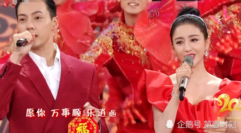 佟丽娅央视春晚红衣惊艳丫丫主持唱歌都到位开场歌舞站c位