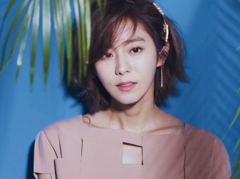 爱豆出身的uie备受争议,八年坚持一天一餐,直接瘦脱相?_腾讯新闻