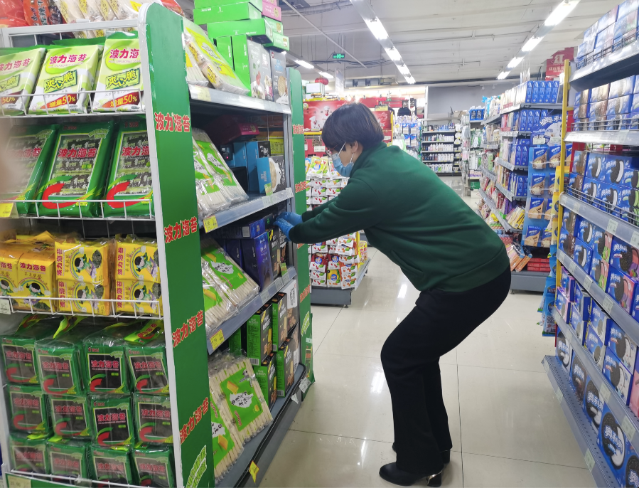 超市理货员今年留在长春过年视频拜年也是团圆