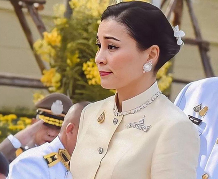 泰国王后苏提达巩固后位阻止泰王与伍盼伦自己却成金丝雀