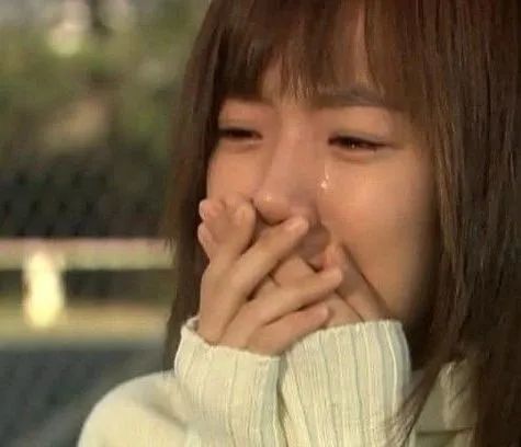 "我抹了一下挂在眼角的泪,苦笑了一下.