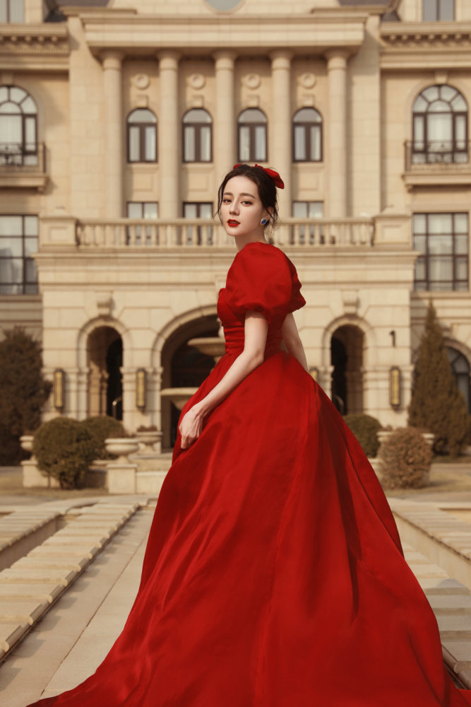 红色的迪丽热巴