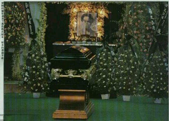 连骨折都没有,黄家驹头部着地,被送往医院抢救后还是在6天后离