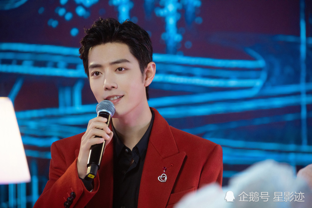 肖战出席东方卫视春晚造型异乡人今晚用尽我的一切奔向你不见不散