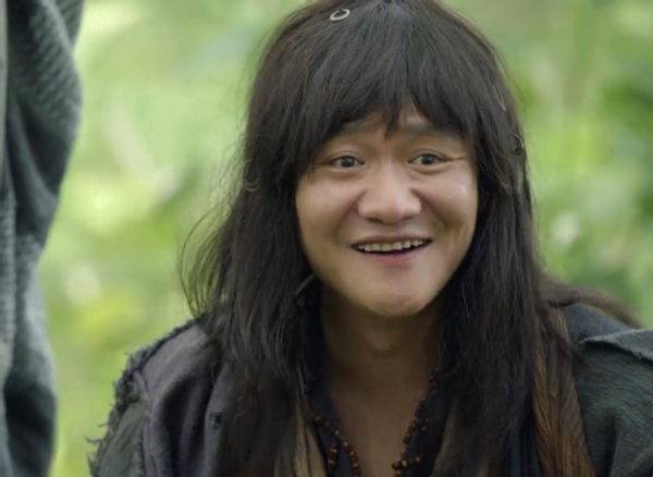 他跑龙套12年没红,却因为一场拉屎戏成名,被周星驰徐克力捧