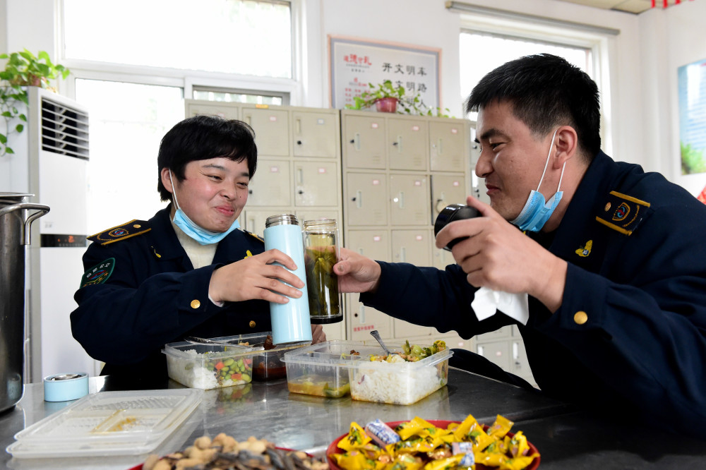 2月11日,到达终点站后,夏登雷(左)和王宗艳与在老家的孩子视频通话.