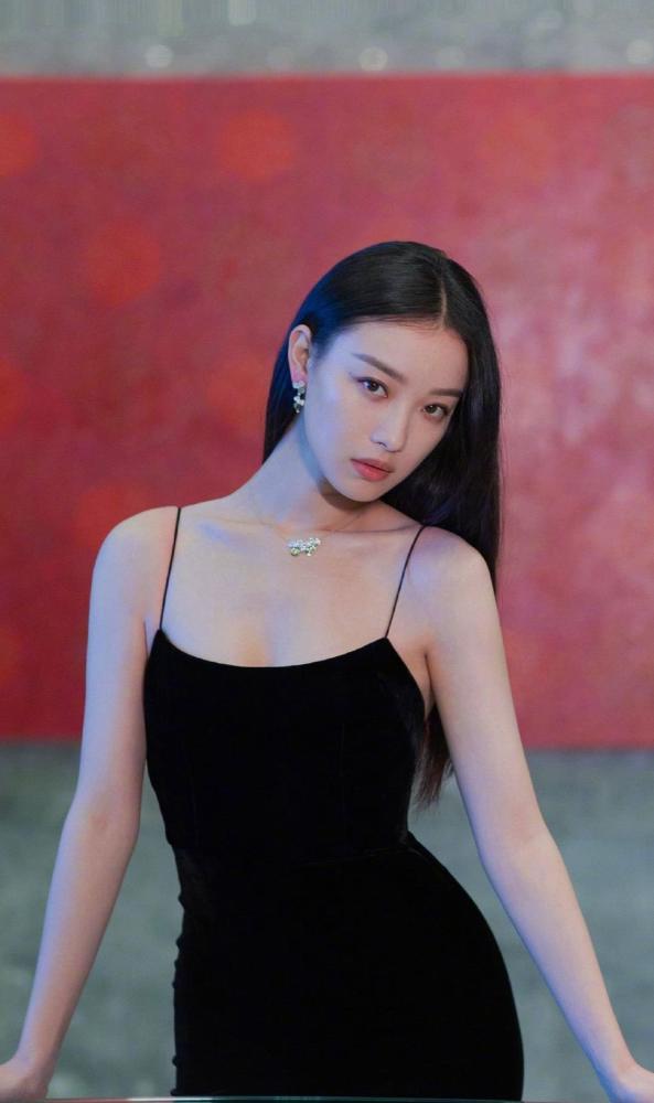 倪妮穿三万风衣惊艳春晚,利落短发配丝巾知性优雅,网友:求同款