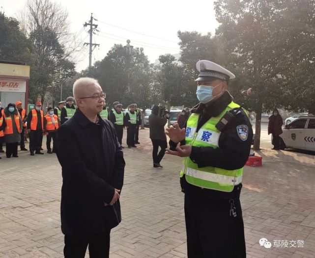 在人民路法院岗亭,李东岭看望慰问坚守岗位的一线公安交警和环卫工人