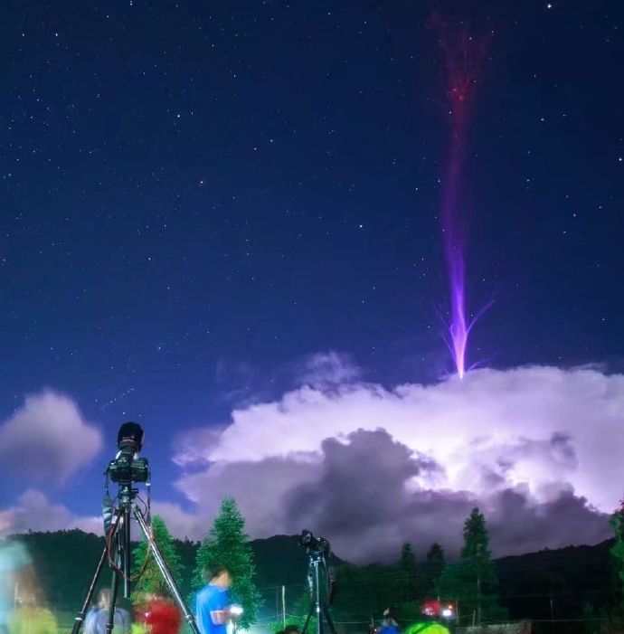 闪电|太平洋中部一道闪电笔直射向太空，长达20多公里，还击出个大圆圈