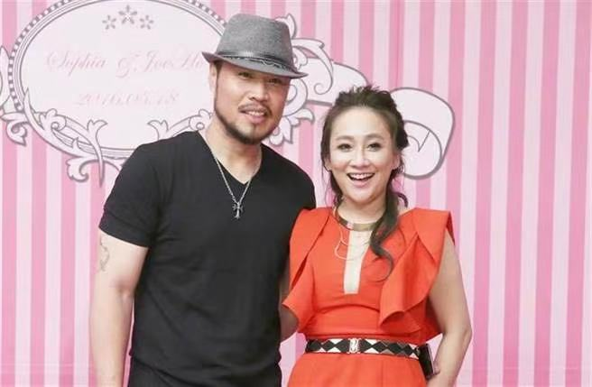 2005年,林秀琴与棒球选手陈致远结婚并育有一女,幸福的一家三口一度让