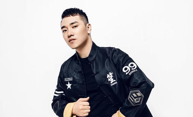 央视春晚他一人独唱没名气却成为焦点农村出身的王淇凭什么