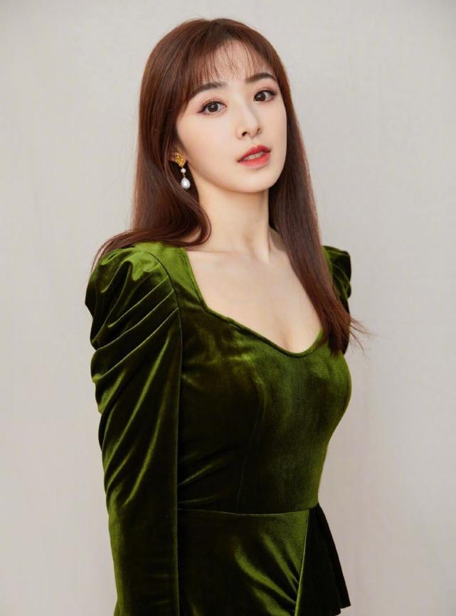 张含韵的长相还是特别的甜美,身材也是很性感,上围丰满腰肢纤细,美