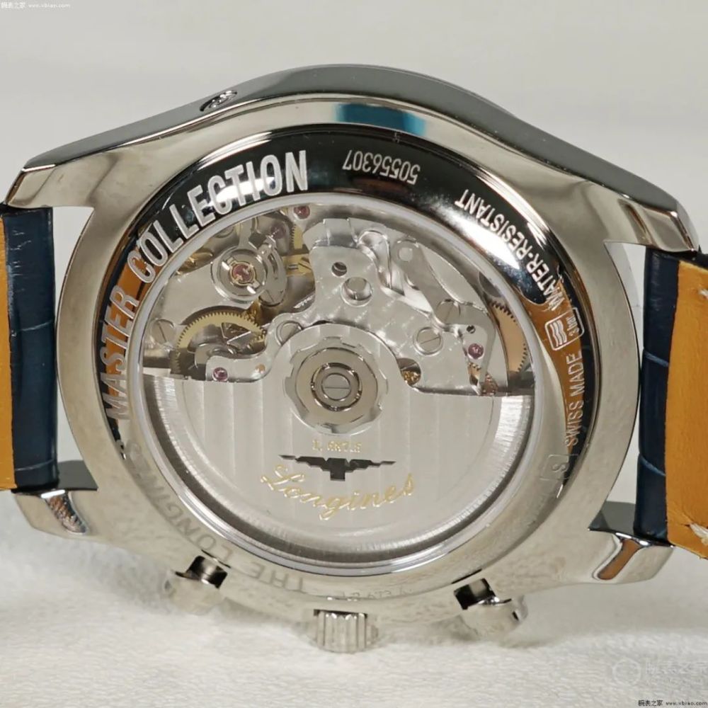 机芯装饰面积比较大,自动陀有日内瓦条纹装饰,下层夹板有珍珠纹装饰.