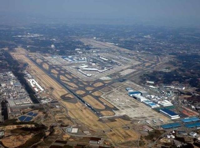 日本成田機場一釘子戶在跑道上住50年拆遷款從1億漲到10億