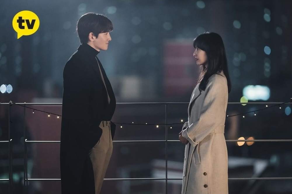 池昌旭和金智媛在都市男女爱情法中深情对视的剧照