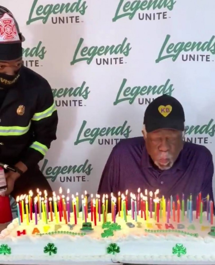 拉塞尔的妻子为他精心制作了一个凯尔特人主题的加长蛋糕,并插上了87