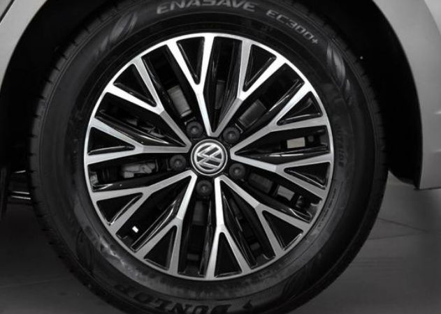 马自达3 昂克赛拉轮胎品牌为普利司通,前后轮胎标配规格均为215/45 r