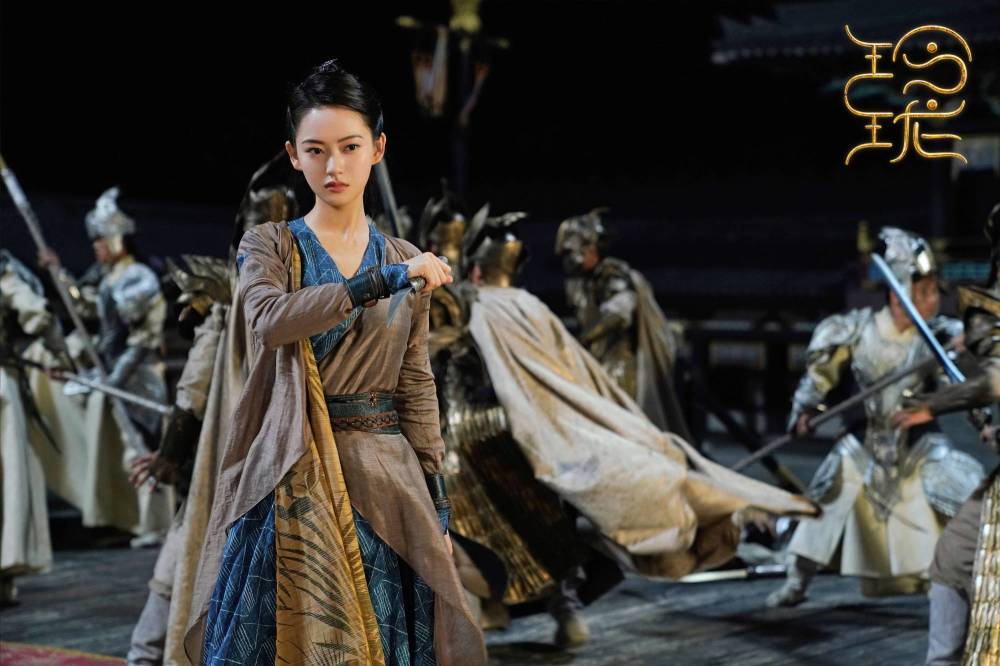 而,从小缺少关爱的乌缘,她同样爱上了火屠辛,她作