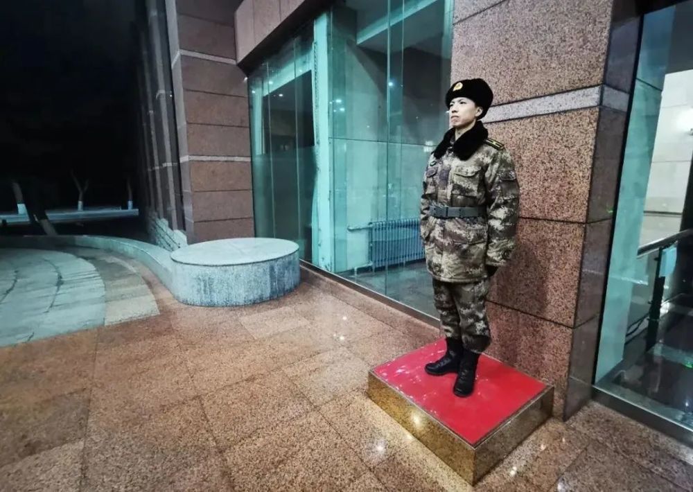 年除夕夜青海省军区副政委站夜哨▼事实上不仅仅是站岗执勤官兵一致