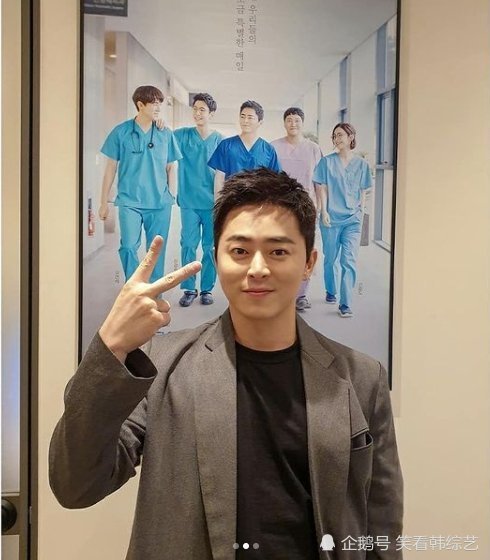 曹政奭和2岁的女儿一起度过的第一个春节问候一定要身体健康