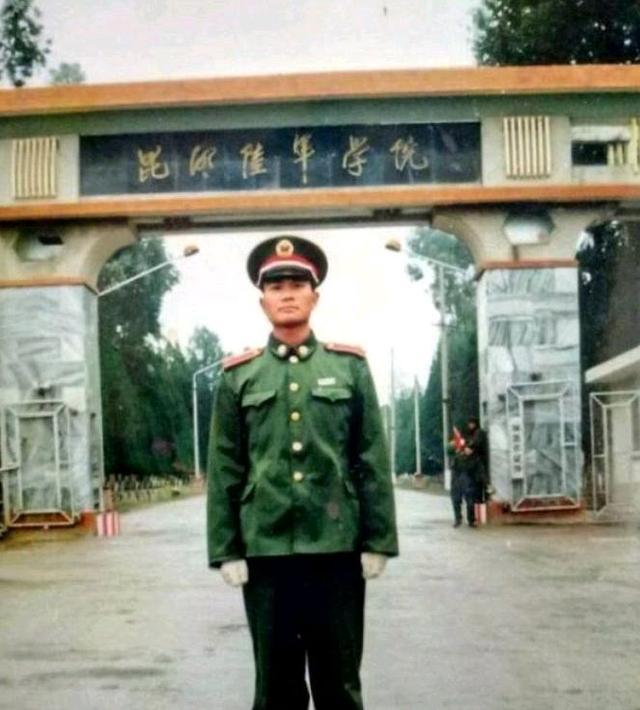 赵坤:正军职中将,原云南省军区政委,曾任昆明陆军学院政委