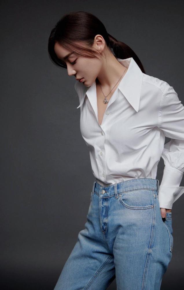 袁姗姗变身秀腰达人,身材火辣小蛮腰吸睛,时尚感拿捏得恰到好处