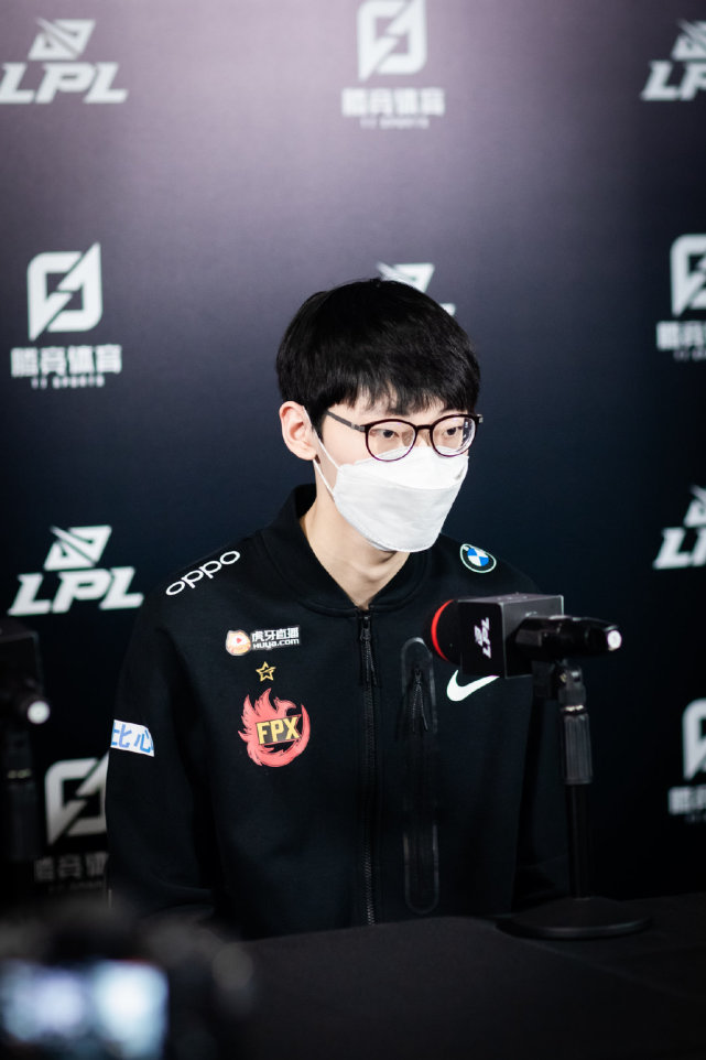 nuguri光速融入fpx不仅一口一个翔哥而且调戏翻译小姐姐和弹幕