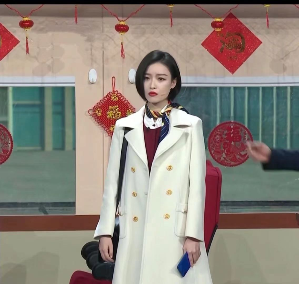 倪妮一袭白色大衣演春晚小品,人靠衣装,佛靠金装
