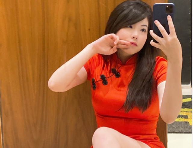 lol众女解说和主持晒拜年照,周淑怡表情到位,余霜称得上"牌面担当"!