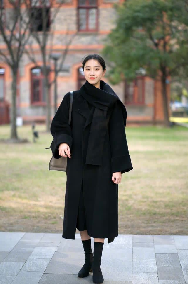 来搭配自己的穿搭,其实不然,我们可以通过宽松的上衣来遮盖腿部的线条