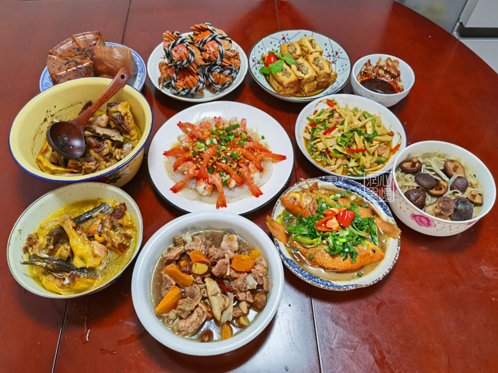 朋友圈晒福建五口之家的年夜饭,网友羡慕不已:我家过年才4道菜