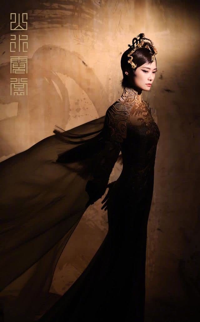 李宇春央视春晚《山水霓裳》舞台造型,华美又精致,极具东方美韵