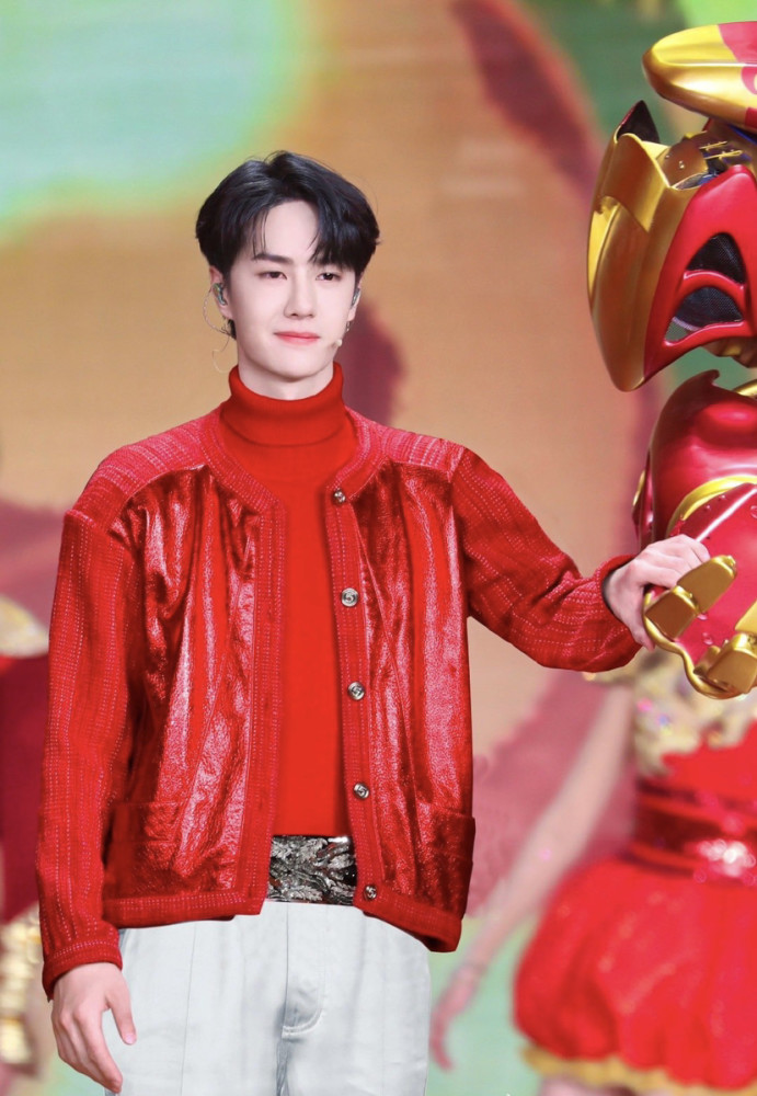 王一博春晚造型,粉色夹克脚下铺满花路,话说舞台solo那段好绝_腾讯