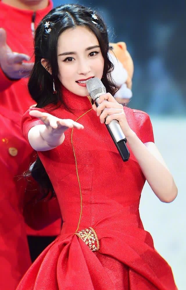 春晚杨幂李沁金晨三大美女同台演绎燃烧的雪花温柔而有力量