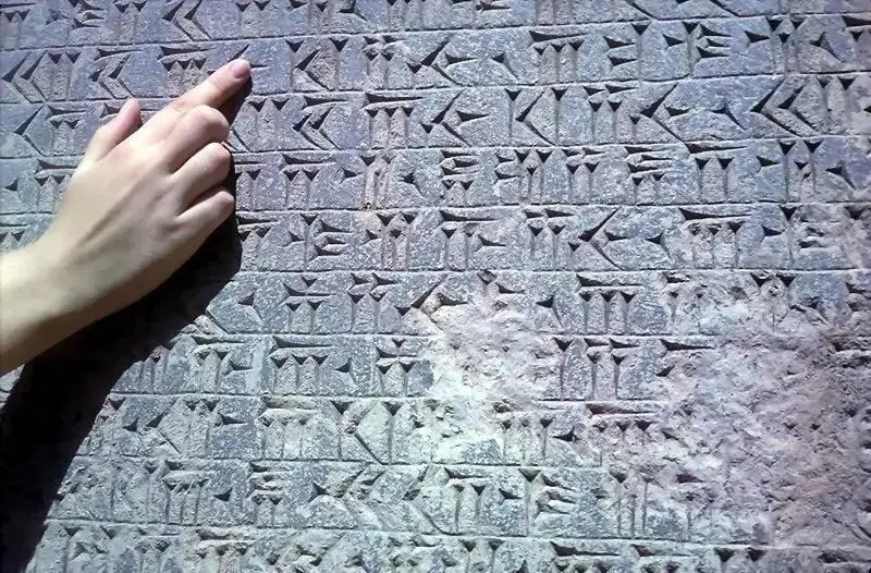 语言学家商博良队罗塞塔石碑的研究译解出了古埃及象形文字的结构