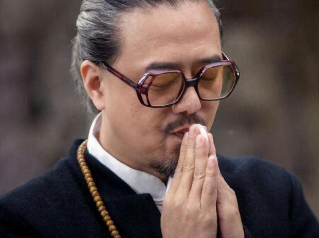 041996年,张延在拍摄《绕着神州走》时,与主持人张锦程相识,通过相处