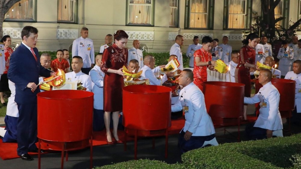 泰国国王拉玛十世玛哈·哇集拉隆功带着他的王后苏提达,大女儿帕差拉