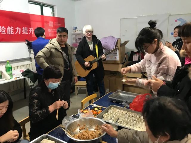 2月11日大年除夕夜,北京市朝阳区金盏乡皮村,工友们一起包饺子,唱歌