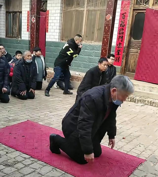 山东人拜年名场面跪拜礼场面太震撼却只跪两种人
