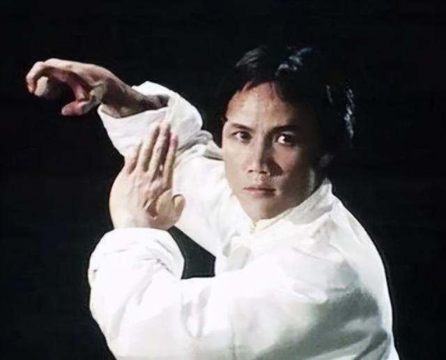 黄元申:33岁爆红,曾与赵雅芝传过绯闻,为何41岁遁入空门?