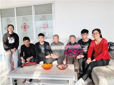 新春走基层三胞胎家庭的开心幸福年