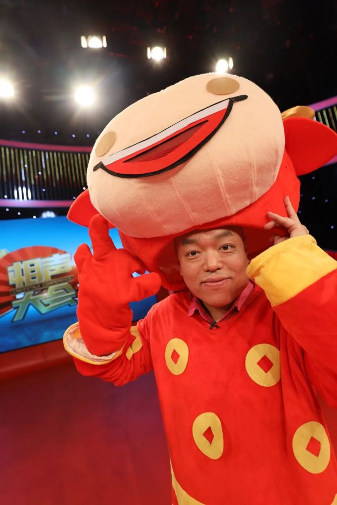 康建翊,赵旭带来《台前幕后》.吴南言,王志博奉上《拴娃娃》.