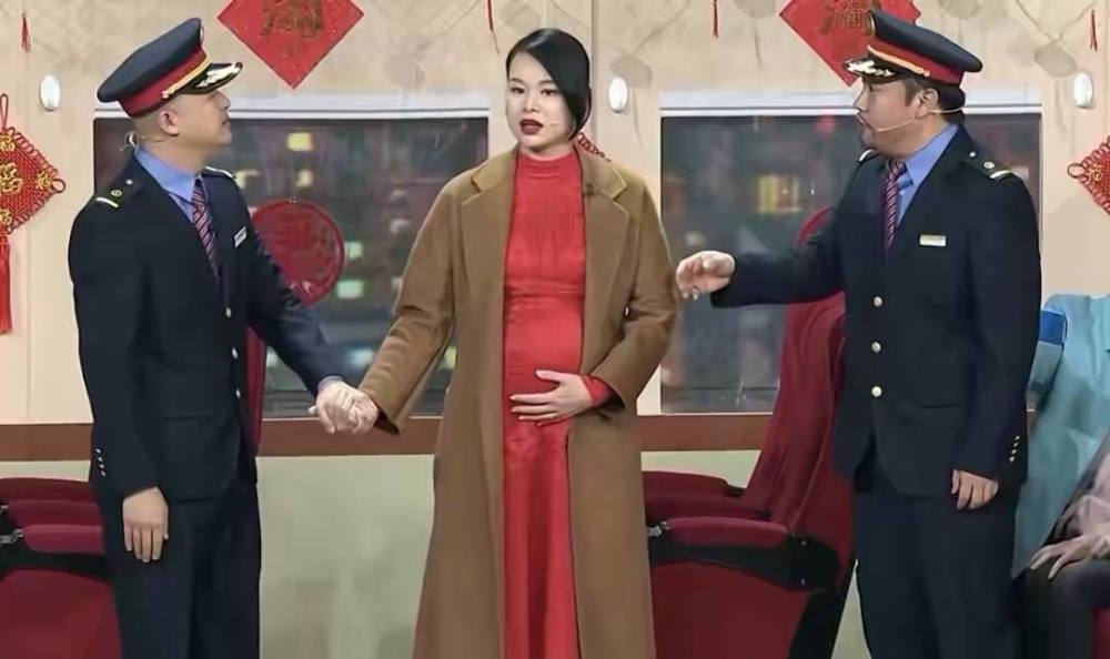 胡杏儿上春晚挺省事,孕妇扮孕妇不用道具,大衣配红裙扣子系不上