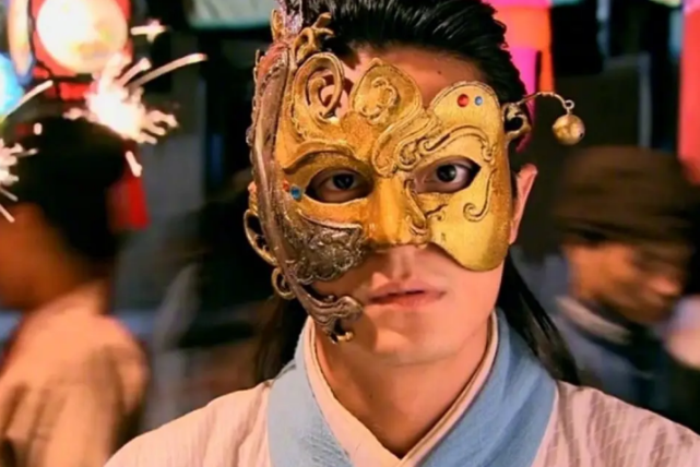 而且就这款拼接面具,霍建华饰演的徐长卿也有同款