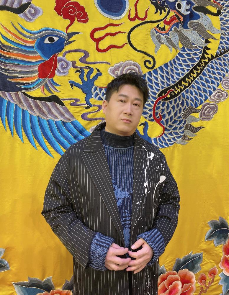张鹤伦居家穿搭接地气,一身红色秋衣在家包饺子,在过本命年?_腾讯新闻