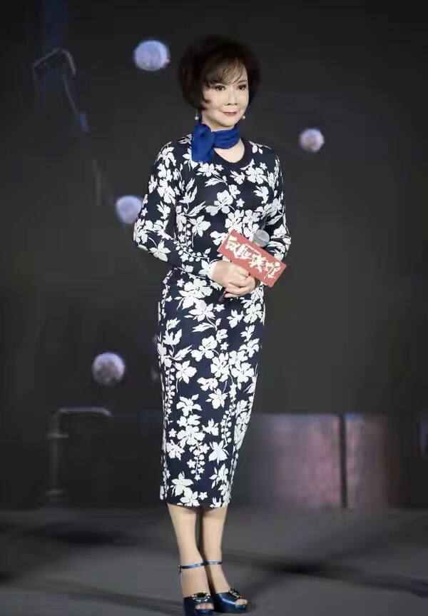 蔡明不愧是冻龄奶奶绿色开叉长裙秀出好身材60岁还有芭比脸